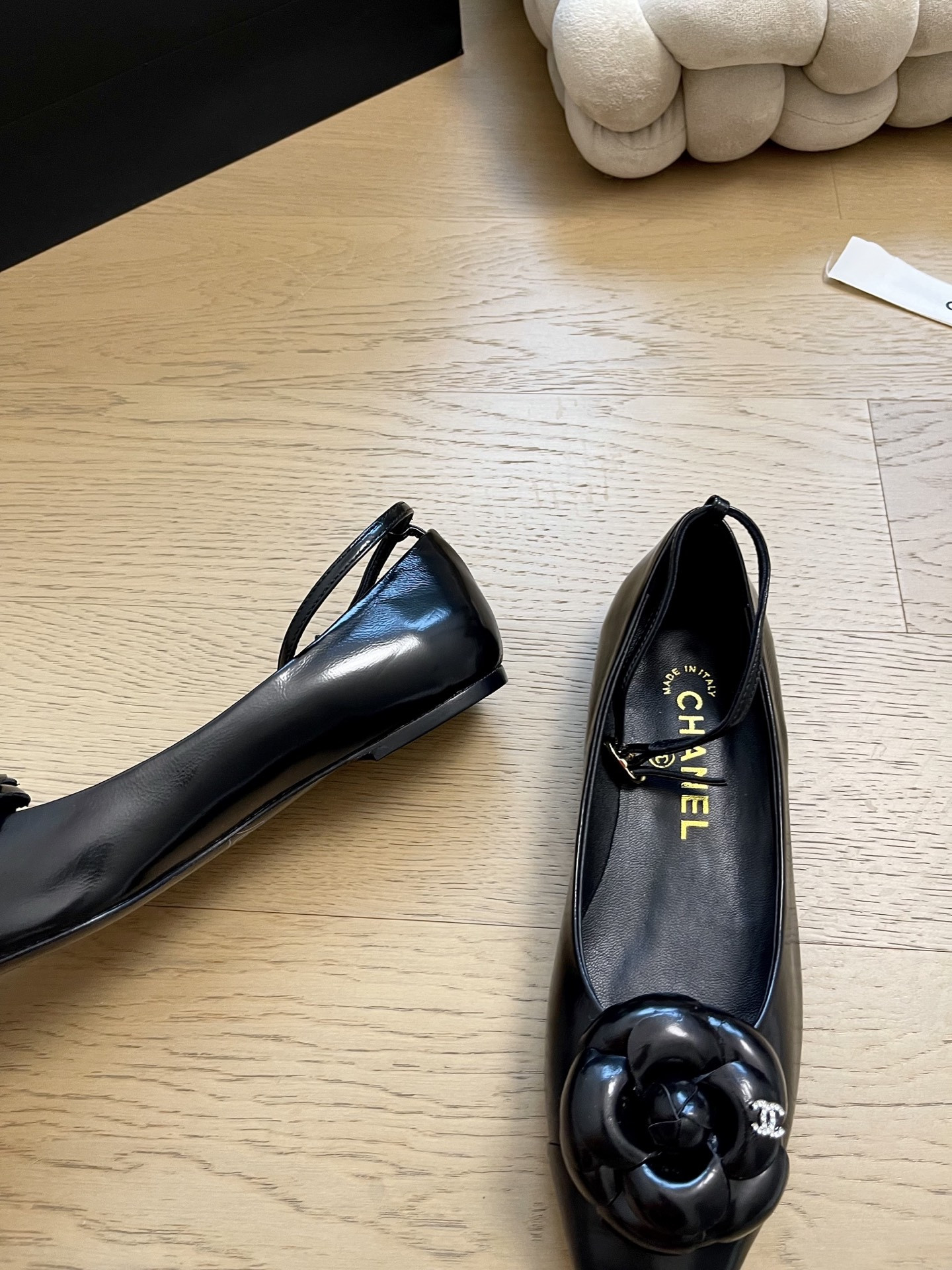 ua Ch*el ballet flats